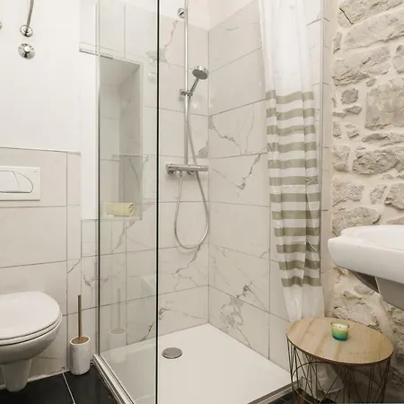 Apartment Style *