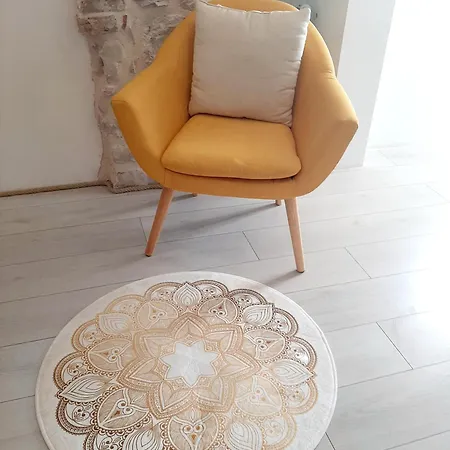 Apartment Style *